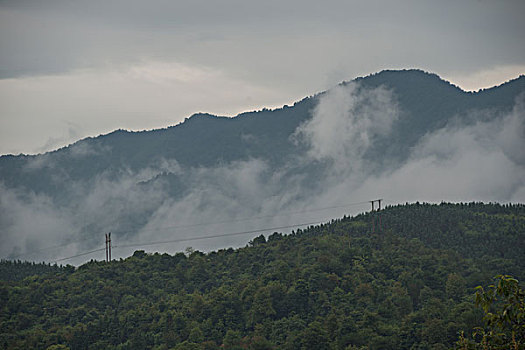 雾绕群山