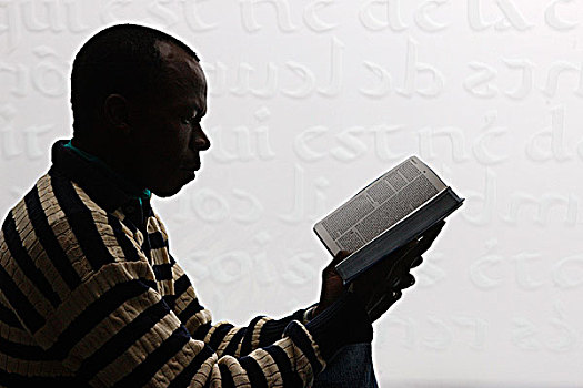 法国,巴黎,非洲男人,读,圣经,教堂