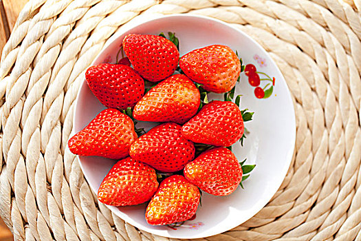一盘摆放整齐的红色新鲜草莓