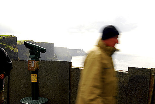 爱尔兰,克雷尔县,莫赫悬崖,一个,男人,走,过去,望远镜