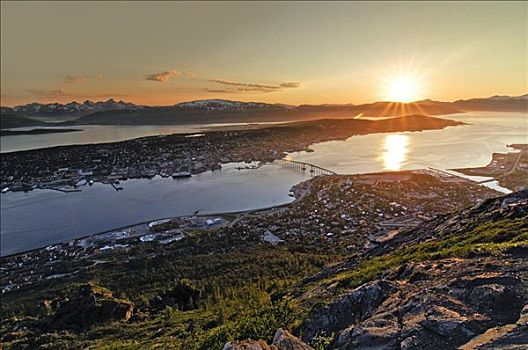 子夜太阳,挪威北部,挪威,斯堪的纳维亚,欧洲