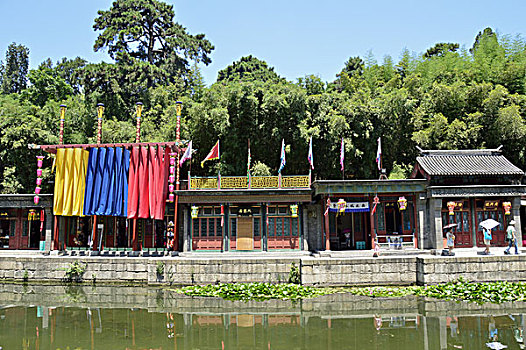挂架上晾晒的彩布,北京颐和园