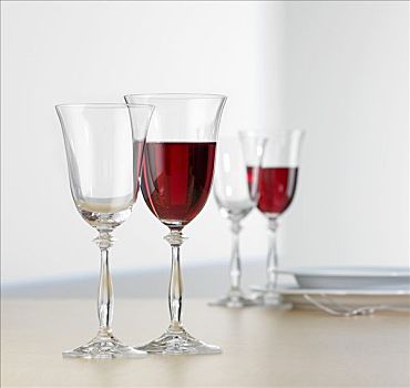 玻璃杯,红酒,桌上