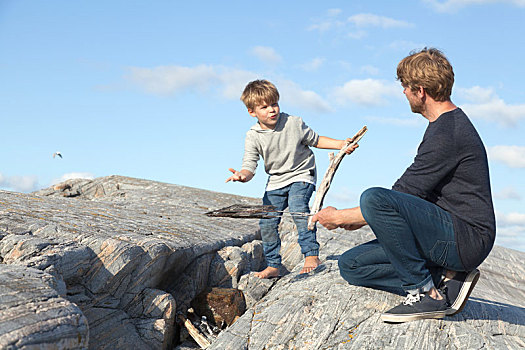 男孩,父亲,准备,营火,小湾,石头,挪威