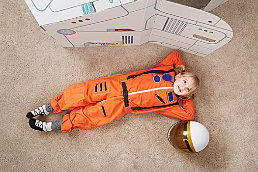 女孩,玩,戴着,宇航员,装束,卧,靠近,纸板,宇宙飞船,俯视图