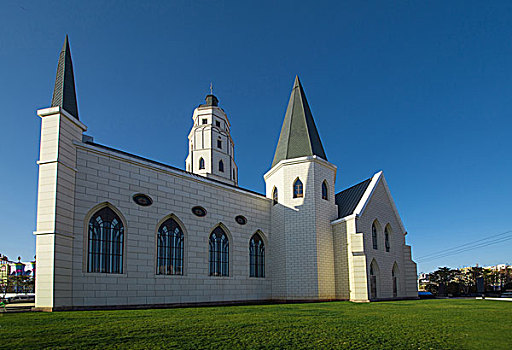 草坪上的教堂