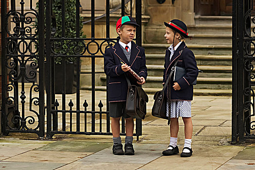 男孩,女孩,学生,制服,交谈,户外,学校,伦敦,英格兰
