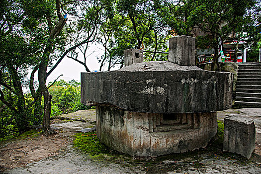 福建厦门南普陀寺院后山上残留的碉堡
