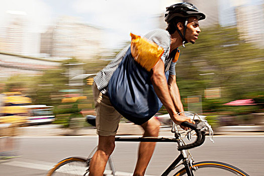 男人,骑自行车,城市街道