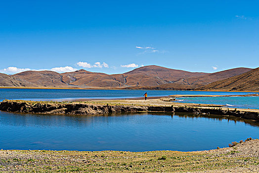 西藏荒原上的小湖