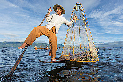 缅甸,茵莱湖,年轻,渔民,传统,划船,技巧