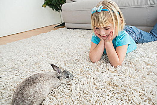 小女孩,躺着,地毯,兔子