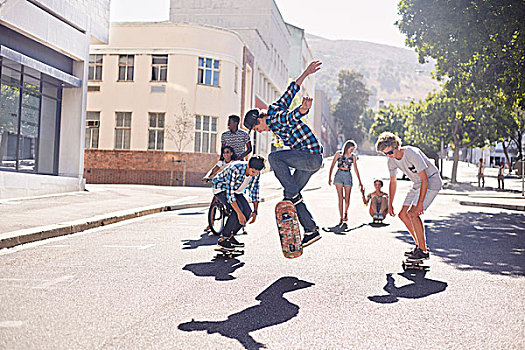 青少年,朋友,滑板,晴朗,城市街道