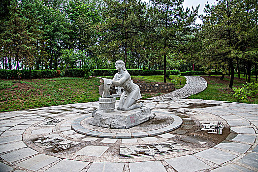 陕西延安黄帝陵印池公园湖畔雕塑-----嫘祖缫丝