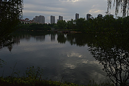 城区湖景