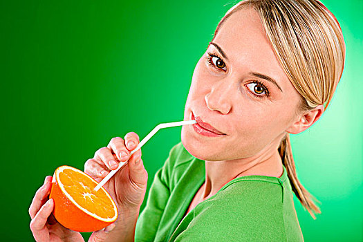 健康生活,女人,饮料,果汁,橙色,吸管,绿色背景