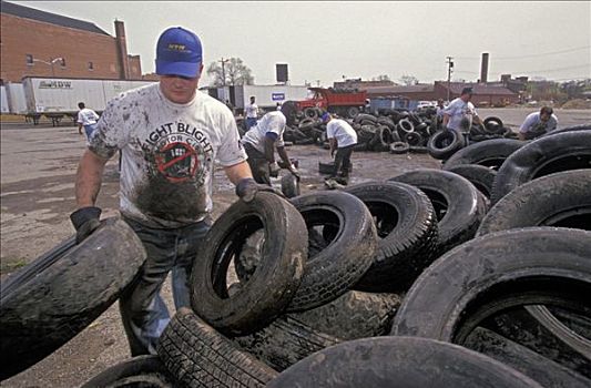 志愿者,收集,轮胎,许多,底特律,密歇根,美国