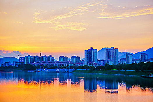 建筑群,高楼,河,灯,夜景,倒影,蓝天,白云