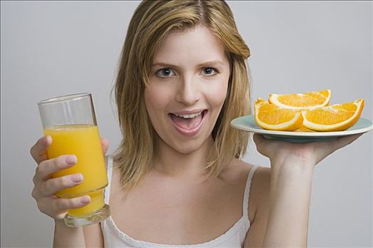 肖像,女青年,拿着,盘子,橘子,玻璃杯,橙汁