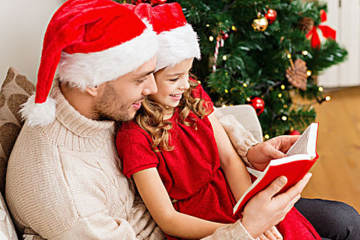 家庭,圣诞节,圣诞,冬天,高兴,人,概念,微笑,父亲,女儿,圣诞老人,帽子,读,书本