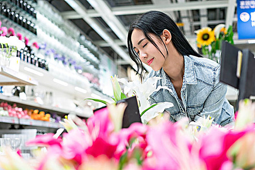 年轻女子选购装饰花