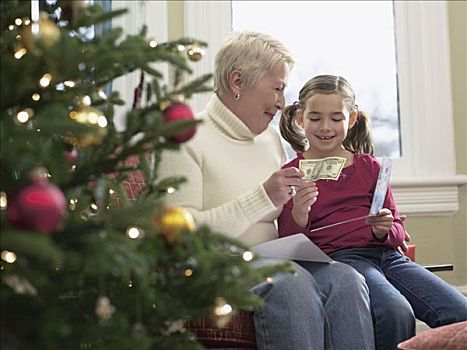 女孩,收到,圣诞节,钱,祖母