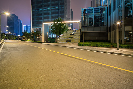 夜晚,金融中心建筑和公路