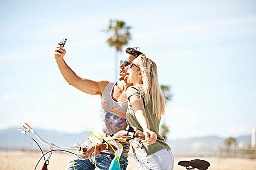 骑自行车,情侣,威尼斯海滩,洛杉矶,加利福尼亚,美国