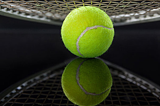特写,球拍,上方,网球,反射,黑色背景