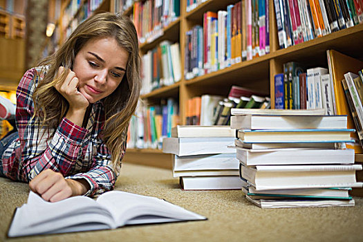 年轻,高兴,学生,躺着,图书馆,地面,读,书本