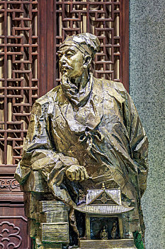 中国山西省临汾市华门景区内元代著名戏曲作家关汉卿铜塑像
