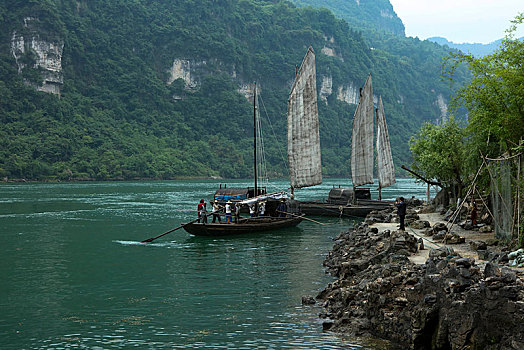 宜昌,三峡人家,长江,运输,航道,民俗,表演,风景,景点,旅游,高山,瀑布,河流,神秘,树木,植被,峡谷,壮观