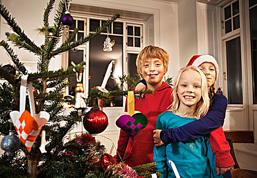 孩子,微笑,圣诞树