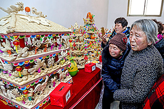 河南安阳内黄,村民观看参加比赛展示的花糕花馍面花