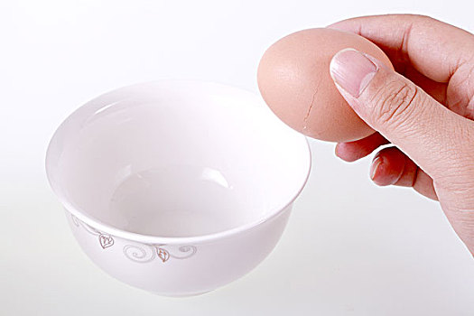 一只手给碗里打鸡蛋