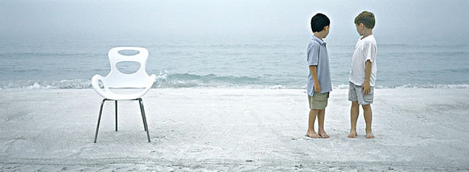 两个男孩,站立,海滩,看,上方,肩部,海洋