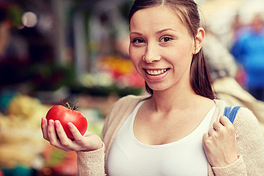 高兴,女人,拿着,西红柿,街边市场