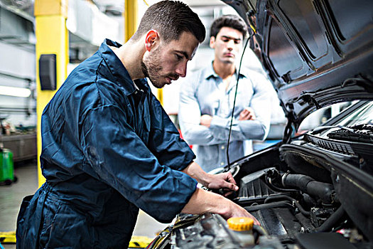 技工,检查,汽车引擎,顾客,站立,看,汽修间
