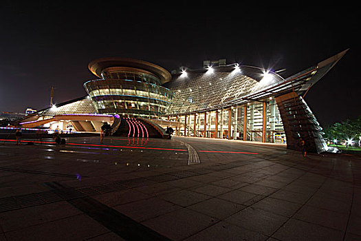 夜晚的杭州大剧院