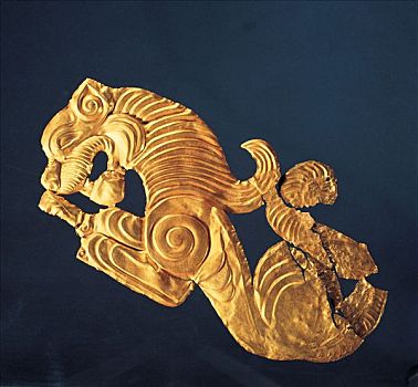 阿拉沟南疆铁路施工中出土的战国时期兽形金饰