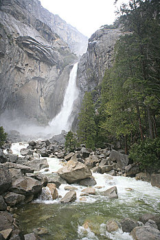 美国优胜美地国家公园内的大瀑布