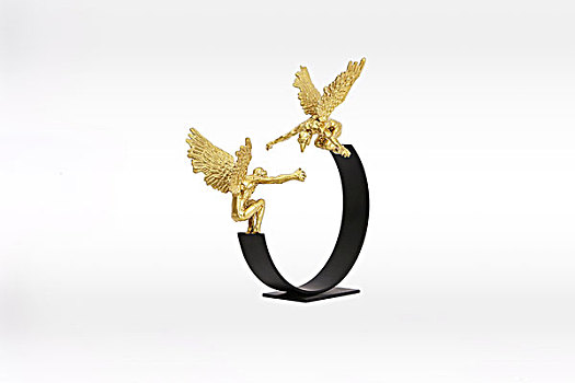 带翅膀的黄金天使雕塑摆件