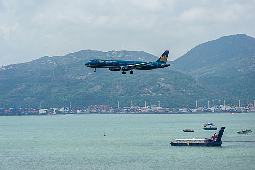 一架越南航空的客机正降落在香港国际机场