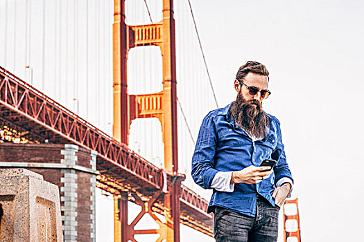 男人,胡须,检查,智能手机,金门大桥,旧金山,加利福尼亚,美国