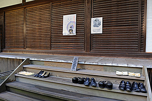 凉鞋,高跟鞋,粗厚,黑色,鞋,牧师,正面,木门,神祠,京都,日本,东亚,亚洲