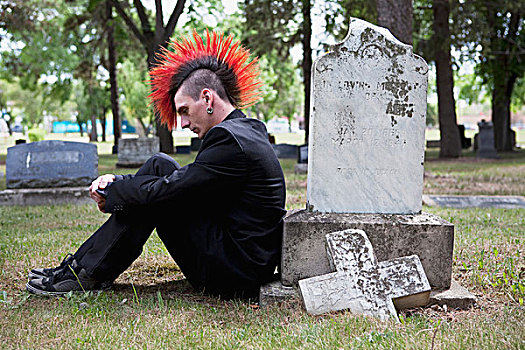 男青年,红色,莫霍克,坐,一个,墓碑,墓地,埃德蒙顿,艾伯塔省,加拿大