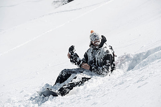 男性,滑雪板玩家,积雪,坐,山坡,隆河阿尔卑斯山省,法国