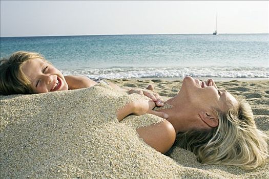 女人,掩埋,沙子,海滩,女孩,靠着,笑