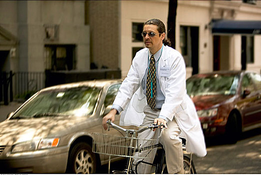 医生,骑自行车