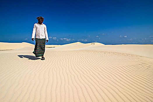 男人,走,沙丘,南方,海岸,岛屿,索科特拉岛,也门,亚洲
